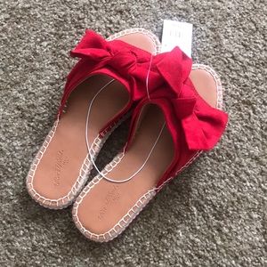 NWT bow Universal Thread sandals